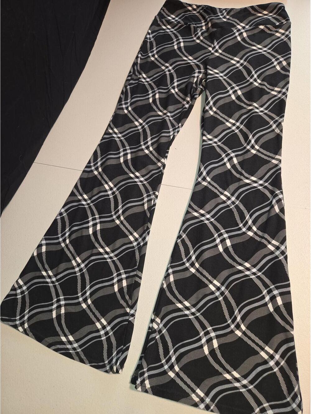 No Boundaries Women's Black and White Plaid Flared Pants Size L (11-13)